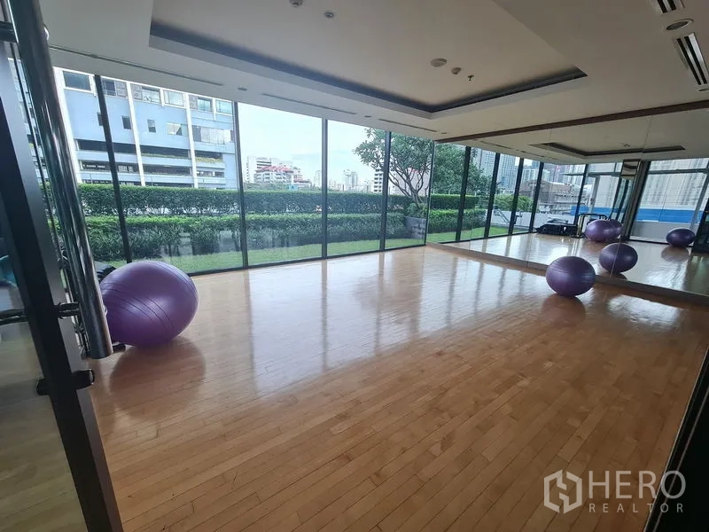 คอนโด ขายในRatchathewi, Bangkok - สตูดิโอออกกำลังกายผนังกระจก พื้นไม้ กระจกบานใหญ่ และลูกบอลฟิตเนส