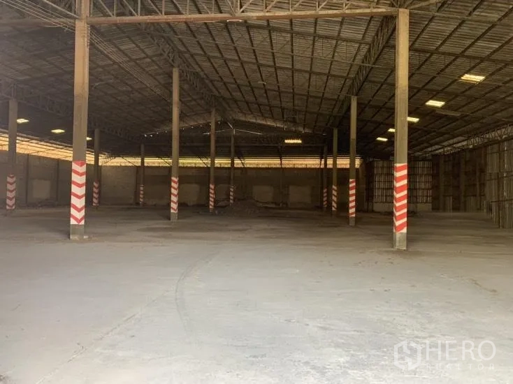 货栈 出租在Mueang Nakhon Pathom, Nakhon Pathom - 大型开阔储存区，多跨立柱与天窗采光