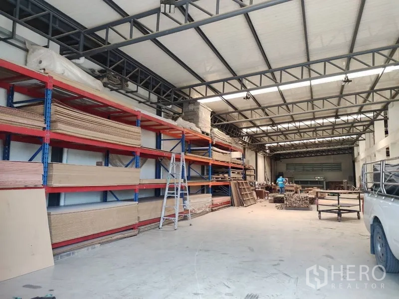 คลังสินค้า ขายในLat Krabang, Bangkok - พื้นที่โกดังภายใน โครงหลังคาเหล็ก และชั้นวางของยาวตลอดแนว