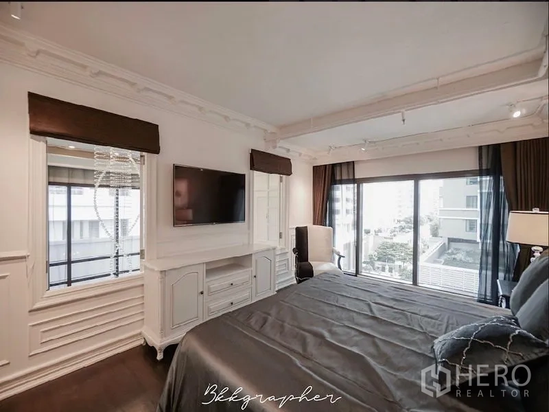 คอนโด ให้เช่าหรือขายในKhlong Toei, Bangkok - ห้องนอนมีตู้ทีวีบิวต์อิน ประตูกระจกบานเลื่อนเปิดสู่ระเบียง เห็นวิวเมือง