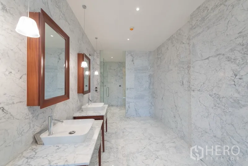 คอนโด ขายในWatthana, Bangkok - ห้องน้ำหรูกรุหินอ่อนทั้งห้อง มีอ่างล้างหน้าคู่ กระจกกรอบไม้ และโคมไฟห้อย