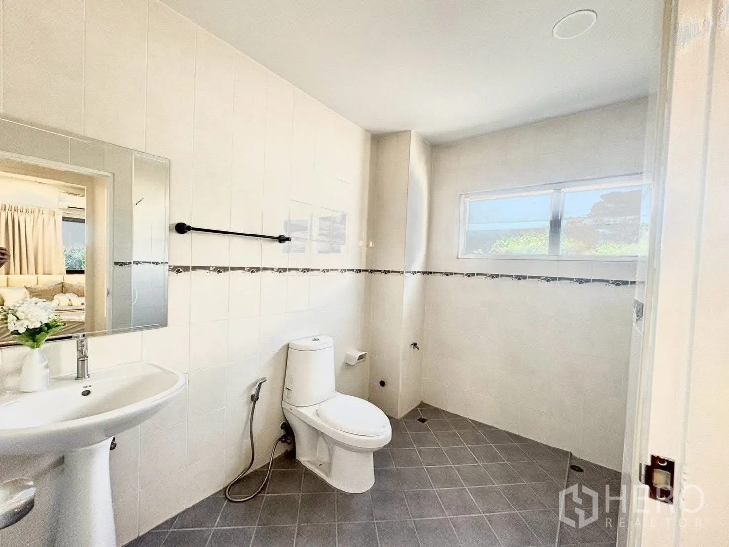 联排别墅 for rent in Huai Khwang, Bangkok - 明亮瓷砖卫浴，坐便器、立柱盆、镜子与窗户。