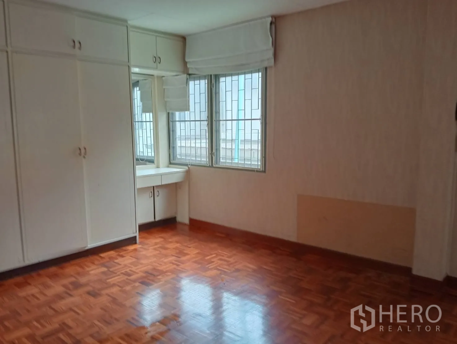 สำนักงานที่บ้าน ให้เช่าในKhlong Toei, Bangkok - ห้องนอนมุมบ้าน ตู้บิลท์อินสีขาว โต๊ะเครื่องแป้ง และเหล็กดัดหน้าต่าง