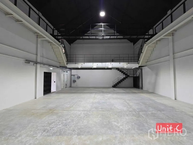 带办公室的家 出租在Chatuchak, Bangkok - 宽敞的一层大厅，抛光混凝土地面，两侧设有夹层阳台。