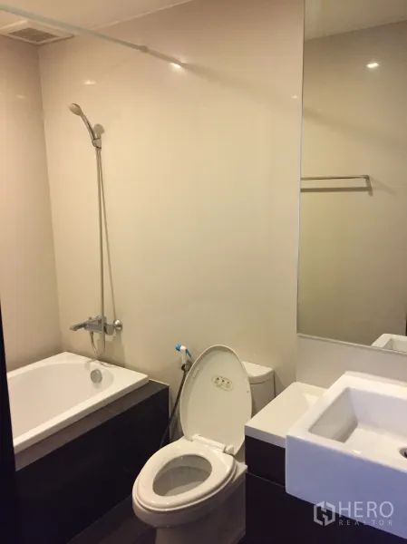 คอนโด ให้เช่าในKhlong Toei, Bangkok - ห้องน้ำสมัยใหม่พร้อมอ่างอาบน้ำ ฝักบัวแบบมือถือ อ่างล้างหน้าทรงสี่เหลี่ยม และโถสุขภัณฑ์