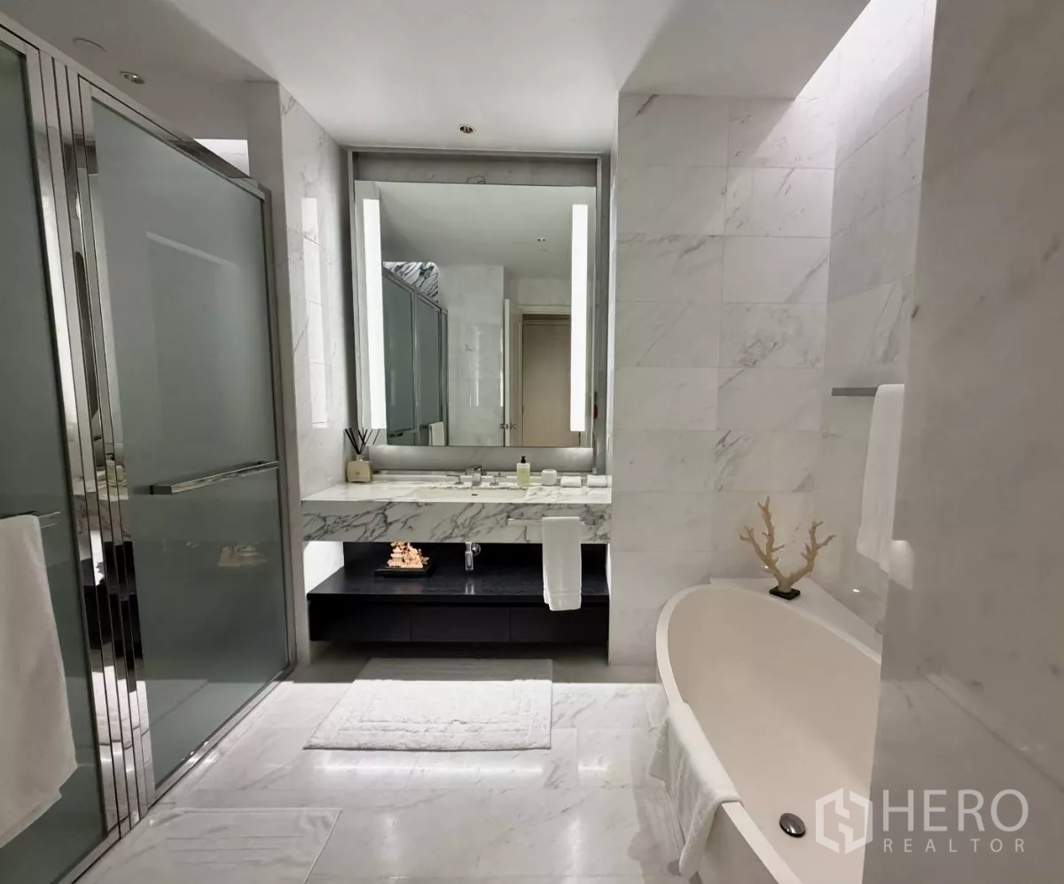 คอนโด ให้เช่าในSathon, Bangkok - ห้องน้ำหินอ่อนสุดหรู พร้อมอ่างอาบน้ำ โต๊ะเครื่องแป้งกว้าง และห้องอาบน้ำกระจกฝ้า