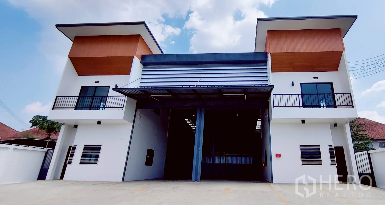 货栈 for rent in Lam Luk Ka, Pathum Thani - 建筑正面全景，双办公楼块与高挑入口雨棚。