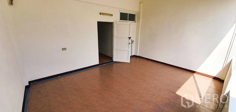 带办公室的家 出租在Prawet, Bangkok - 阳光充足的多功能房，赤陶色地砖与白色门。