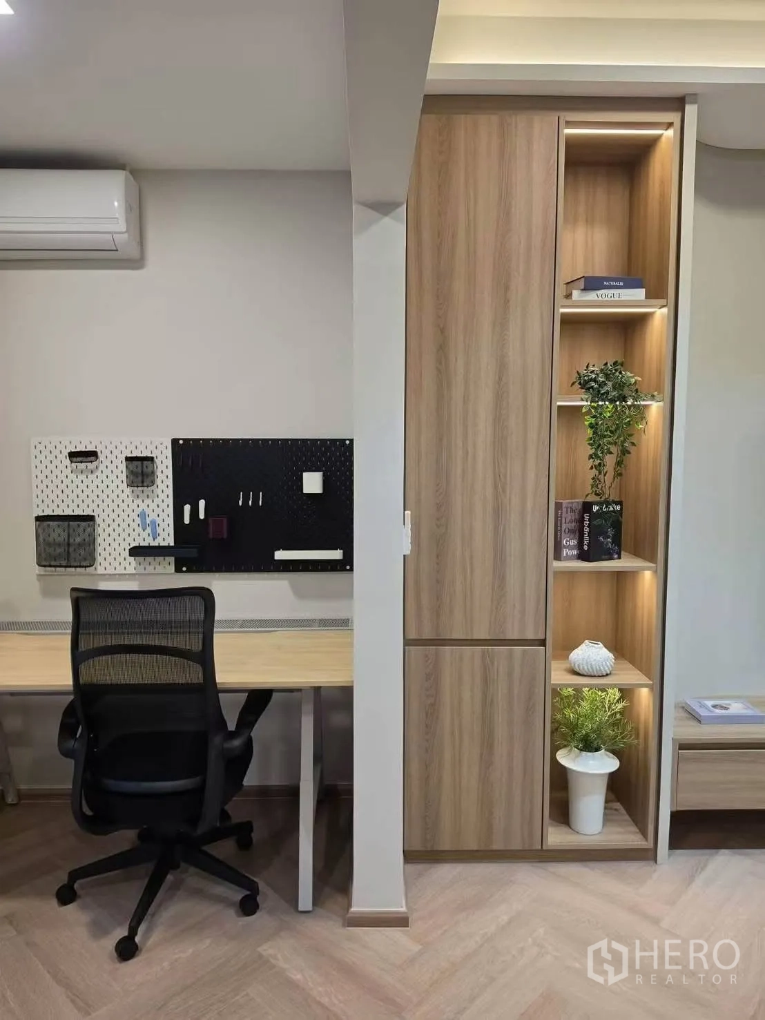 ทาวน์เฮาส์ for rent in Bang Phli, Samut Prakan - มุมทำงานบิลท์อินพร้อมกระดานแขวน เก้าอี้ทำงาน และชั้นโชว์ไฟส่อง