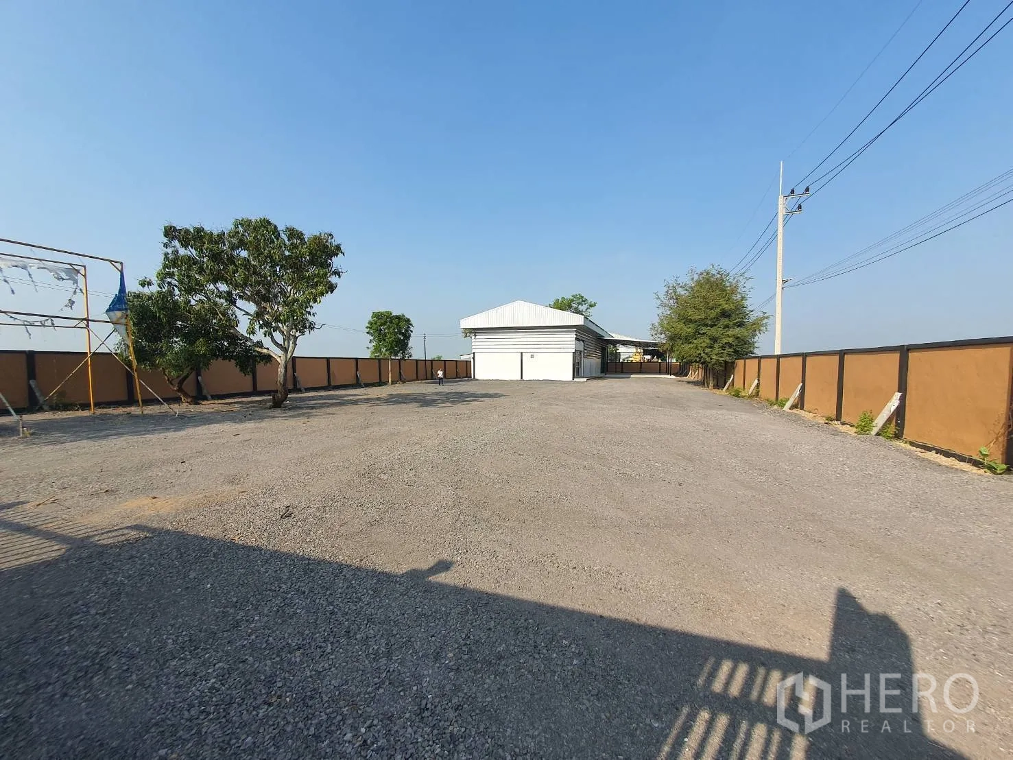 Warehouse for sale in Lam Luk Ka, Pathum Thani - Spacious gravel yard inside the compound leading to the warehouse.
