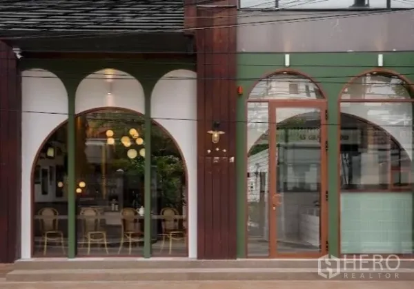 零售空间 出租在Watthana, Bangkok - 临街门面，大幅拱形玻璃与木质入户门。