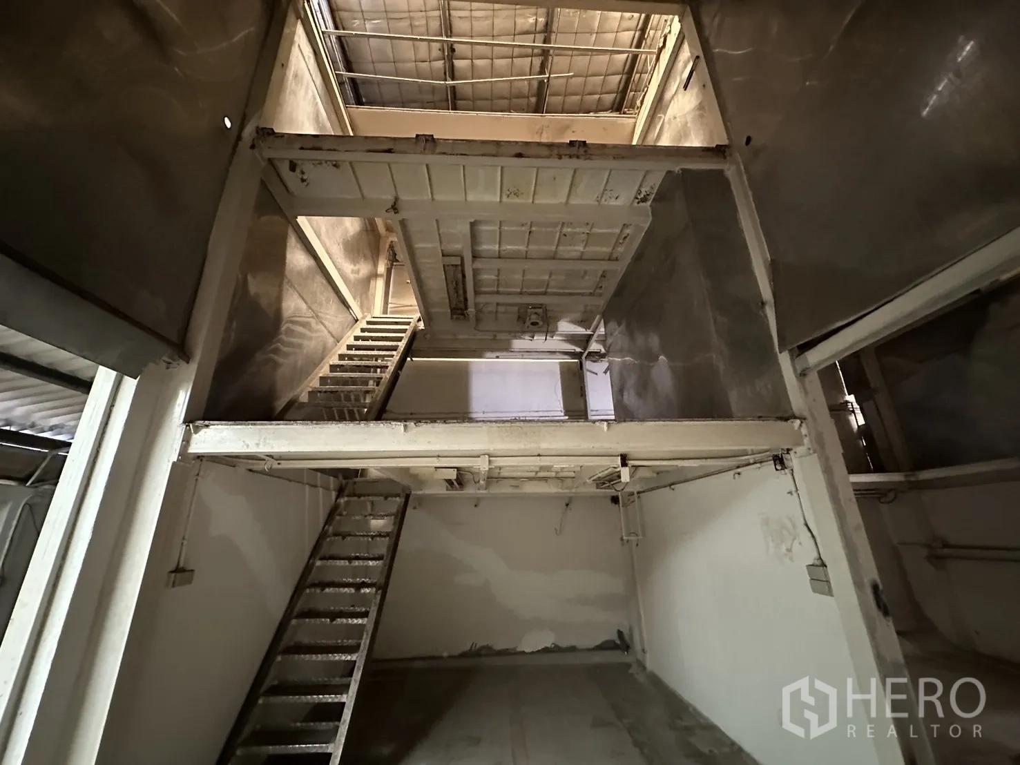 Warehouse for rent in Suan Luang, Bangkok - Multi-level mezzanine with metal stairs and platforms suitable for storage or auxiliary rooms.