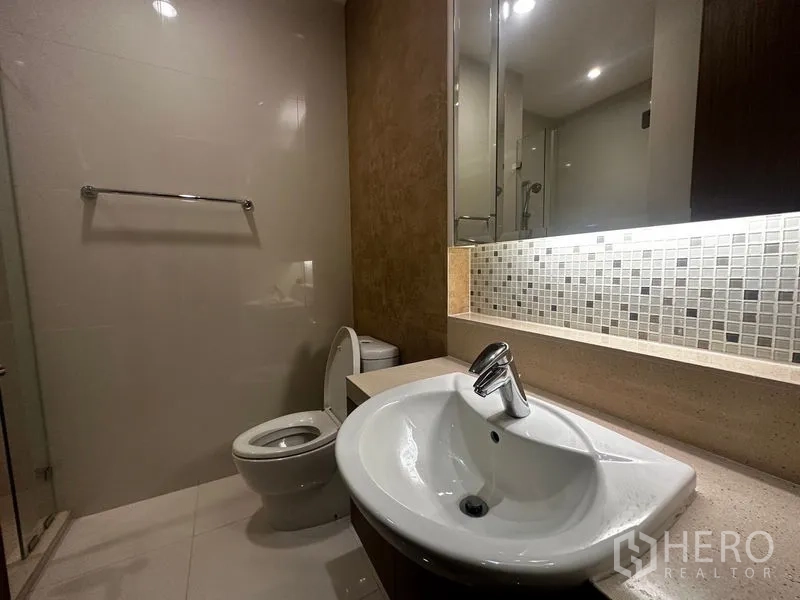 คอนโด ให้เช่าในKhlong Toei, Bangkok - ห้องน้ำโมเดิร์นพร้อมกระจกไฟ ซิงก์ โถสุขภัณฑ์ และโซนอาบน้ำกระจก