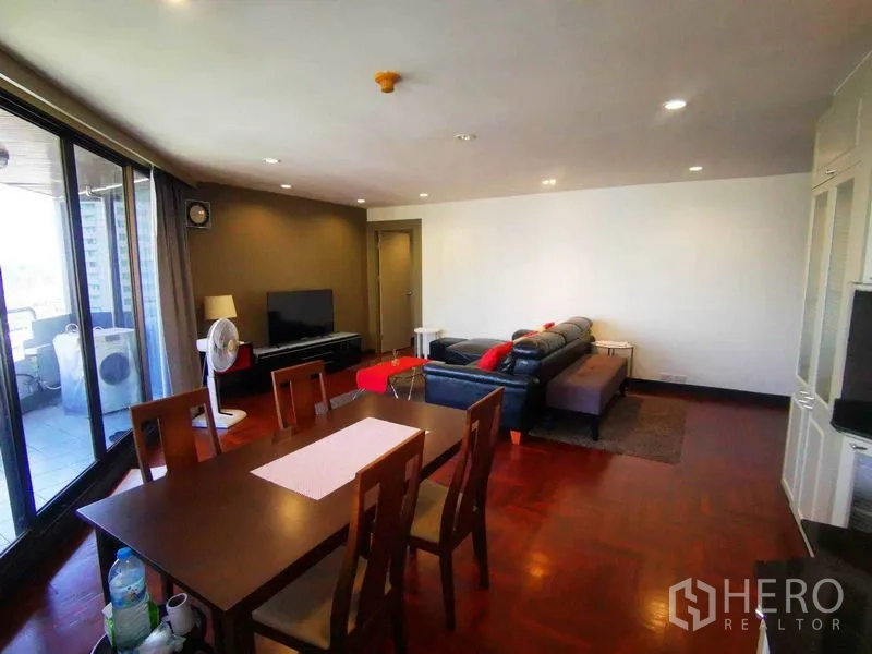 คอนโด ให้เช่าในKhlong Toei, Bangkok - ห้องนั่งเล่นและทานอาหารแบบเปิดโล่ง โซฟา ทีวี ประตูบานเลื่อนออกระเบียง