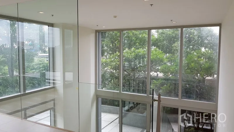 คอนโด ขายในKhlong San, Bangkok - โถงชั้นบน ราวกันตกกระจก มองเห็นต้นไม้ด้านนอก