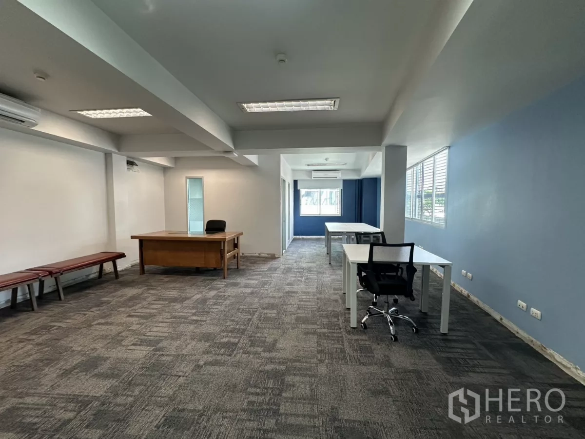 Office Space for rent in Watthana, Bangkok - Wide view of a freshly updated open-plan office with multiple desks and carpet flooring.