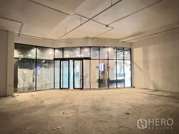 พื้นที่ขายปลีก ให้เช่าในWatthana, Bangkok - พื้นที่ค้าปลีกขนาด 201 ตร.ม. ห้องเปล่าเพดานสูง พร้อมหน้ากระจกโค้งเต็มบานภายในศูนย์การค้า.