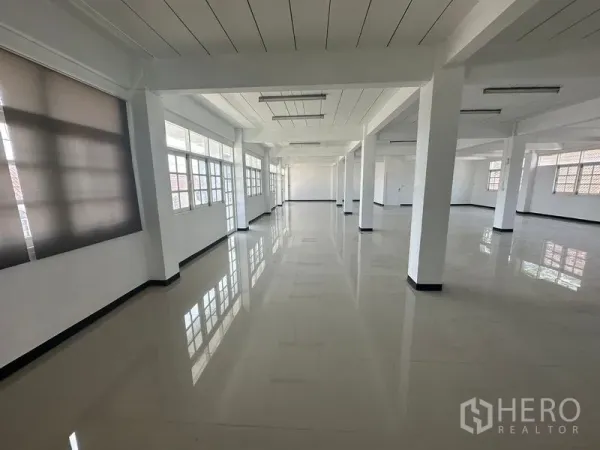 带办公室的家 出租在Phra Khanong, Bangkok - 宽敞开放式办公楼层，亮面地砖、承重柱与大窗户采光充足。