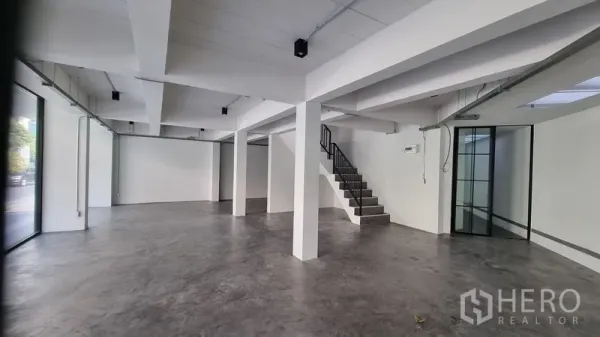 อาคารพาณิชย์ ให้เช่าในKhlong Toei, Bangkok - โถงร้านค้ากว้าง โปร่งแสงจากกระจกสูงจรดพื้น พร้อมบันไดขึ้นชั้นบน.