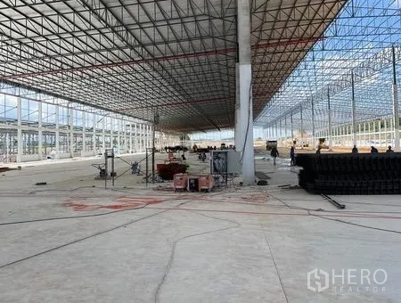 คลังสินค้า ให้เช่าในPluak Daeng, Rayong - ช่องโกดังกว้าง เสาเรียงตัวเป็นระยะ พร้อมวัสดุและเครื่องมือก่อสร้าง