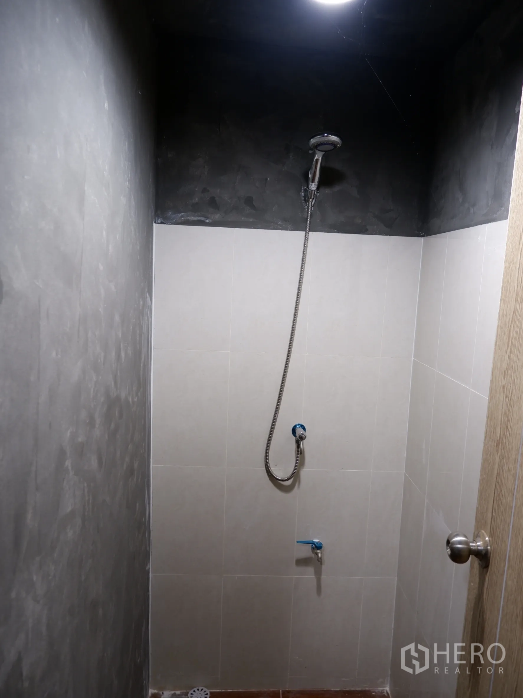 สำนักงานที่บ้าน ขายในBang Rak, Bangkok - ห้องอาบน้ำขนาดกระทัดรัด พร้อมฝักบัวและผนังกระเบื้องสีเทาอ่อน