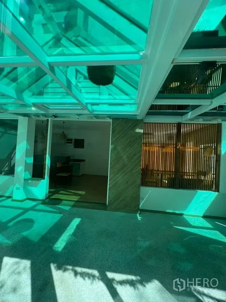 พื้นที่ขายปลีก ให้เช่าในWatthana, Bangkok - ลานใต้หลังคากระจกสีเขียวรับแสง เชื่อมเข้าสู่พื้นที่ร้านภายใน