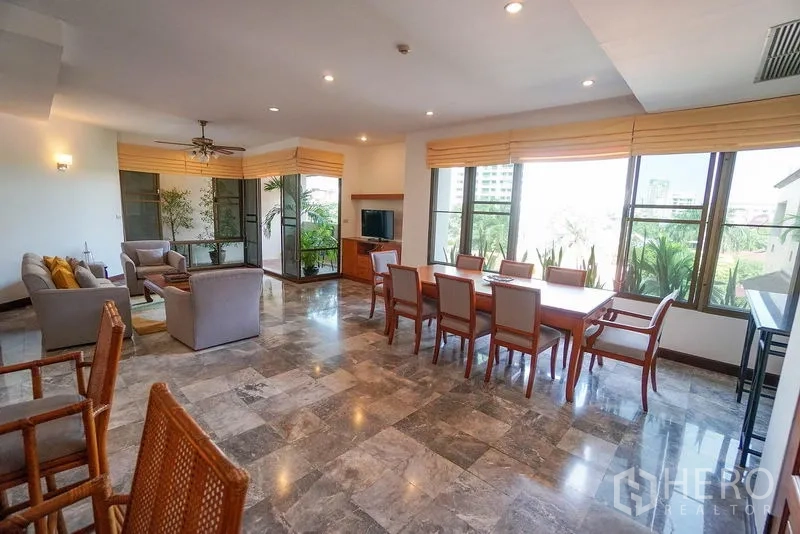 อพาร์ทเมนท์ ให้เช่าในWatthana, Bangkok - พื้นที่นั่งเล่นและรับประทานอาหารแบบเปิด พื้นหินอ่อน หน้าต่างบานใหญ่ วิวสีเขียวเมือง