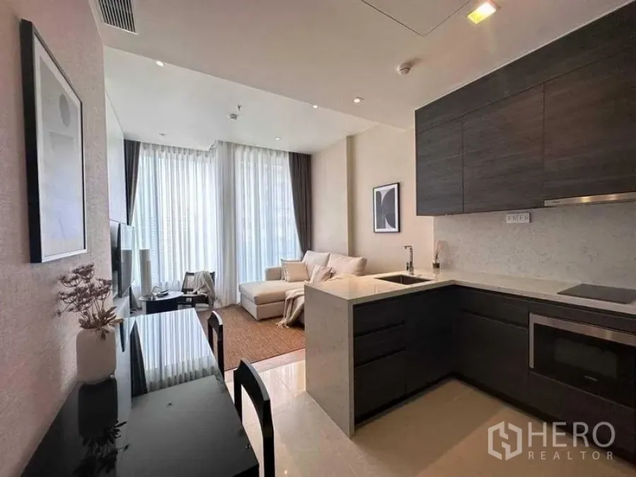 Condominium for rent in Watthana, Bangkok - Open-plan living room with L-shaped kitchen, dining table and floor-to-ceiling windows