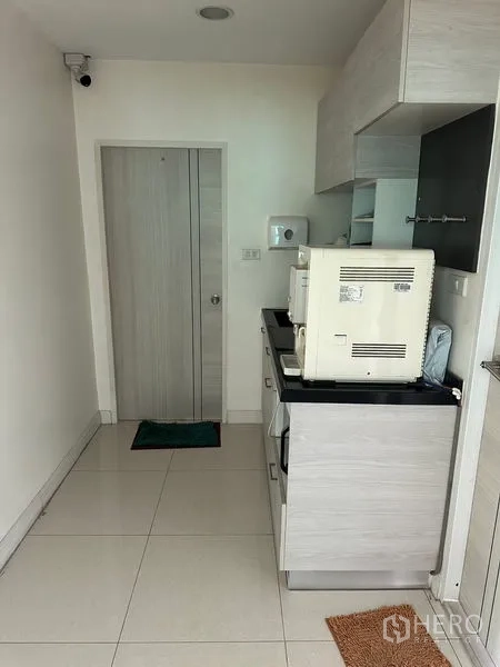 สำนักงาน ให้เช่าในPathum Thani - มุมแพนทรีขนาดกะทัดรัด ตู้เก็บของและเคาน์เตอร์ท็อปหิน