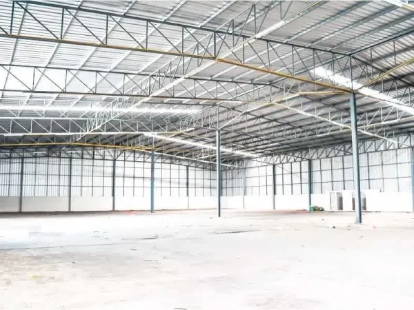 Warehouse for rent in Bang Phli, Samut Prakan - Open-span warehouse interior with steel truss roof, high clearance and smooth concrete floor suitable for heavy loading.