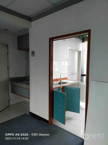 办公空间 出租在Watthana, Bangkok - 茶水间带水槽与瓷砖地面，配双向门，紧邻办公区。