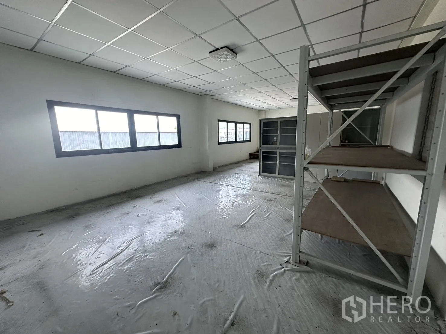 工厂 出租或出售在Prawet, Bangkok - 楼上储物间，带置物架与自然采光窗。