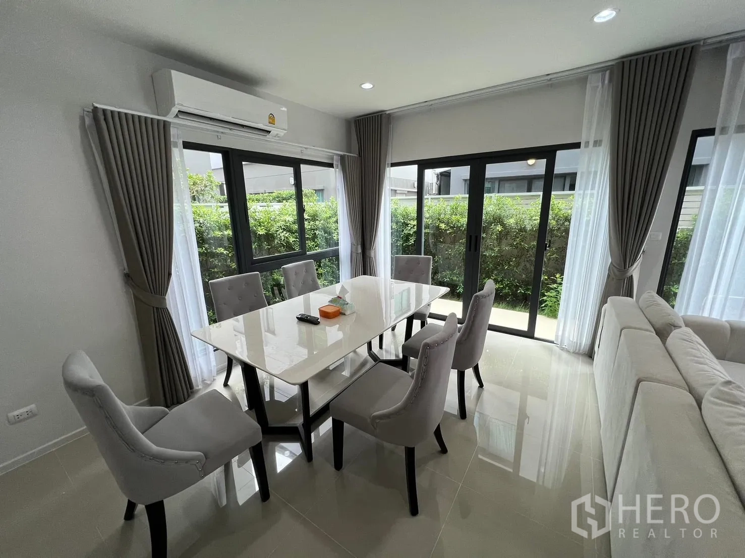 Semi-detached House for rent in Saphan Sung, Bangkok - Bright dining area beside sliding glass doors opening to the garden.