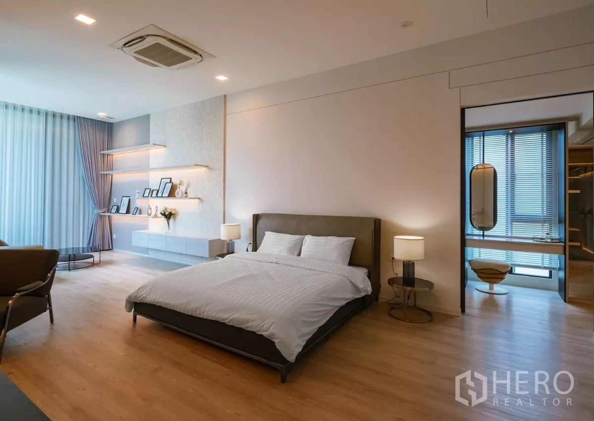 บ้าน ให้เช่าหรือขายในSaphan Sung, Bangkok - ห้องนอนมาสเตอร์กว้าง ชั้นตกแต่งไลท์ติ้ง และทางเข้าห้องแต่งตัว