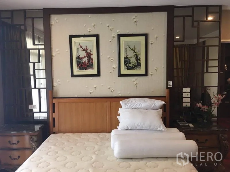 Detached House for rent in Bang Phli, Samut Prakan - Headboard feature wall with framed artwork above a neatly presented bed in the primary suite.
