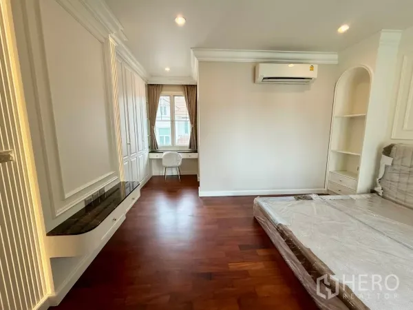 Townhouse for rent in Bang Kho Laem, Bangkok - Bedroom with window desk, built-in wardrobes, air conditioner and hardwood floors