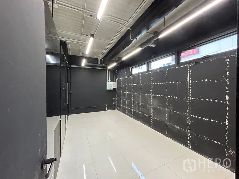 สำนักงาน ให้เช่าในChatuchak, Bangkok - ห้องยูทิลิตี้หรือแพนทรีปูกระเบื้อง ผนังสีดำ ช่องแสงยาว และไฟเพดานแบบเส้น