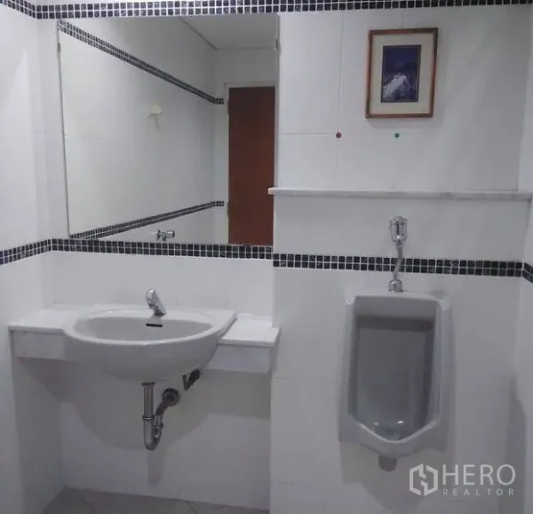 สำนักงานที่บ้าน ให้เช่าในMin Buri, Bangkok - ห้องน้ำปูกระเบื้องสะอาด มีอ่างล้างหน้า กระจกบานใหญ่ และโถปัสสาวะชาย