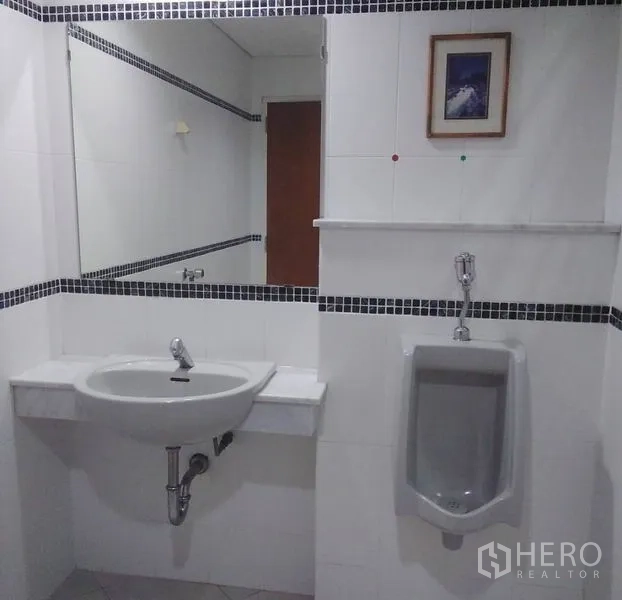 สำนักงานที่บ้าน ให้เช่าในMin Buri, Bangkok - ห้องน้ำปูกระเบื้องสะอาด มีอ่างล้างหน้า กระจกบานใหญ่ และโถปัสสาวะชาย