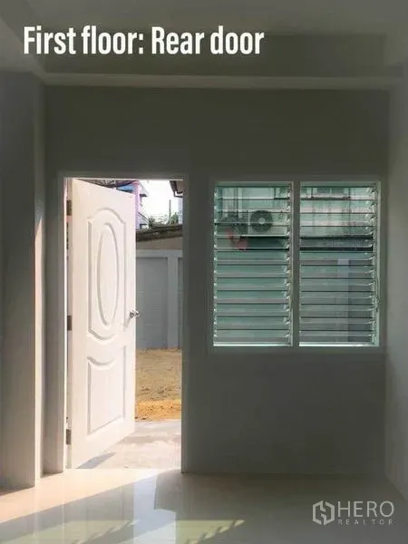 สำนักงานที่บ้าน ให้เช่าในMin Buri, Bangkok - ห้องชั้นล่างมีประตูหลังเปิดและหน้าต่างระบายอากาศบานเกล็ด