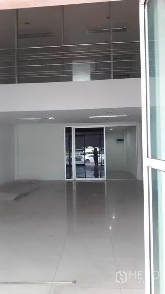 Office Space for rent in Bueng Kum, Bangkok - View through the double-height lobby toward the entrance behind glass partitions.