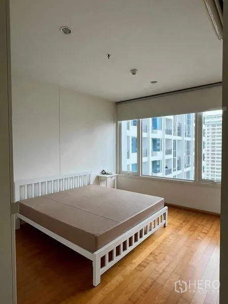 公寓 出租在Ratchathewi, Bangkok - 卧室设大转角窗，享曼谷城市景观。