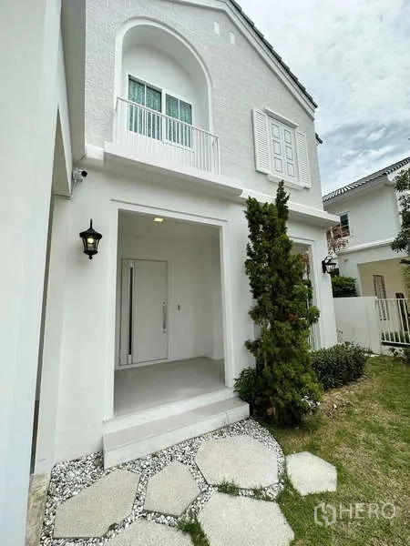 Detached House for sale in Bang Phli, Samut Prakan - Front porch with arched entry, balcony and stepping-stone garden path
