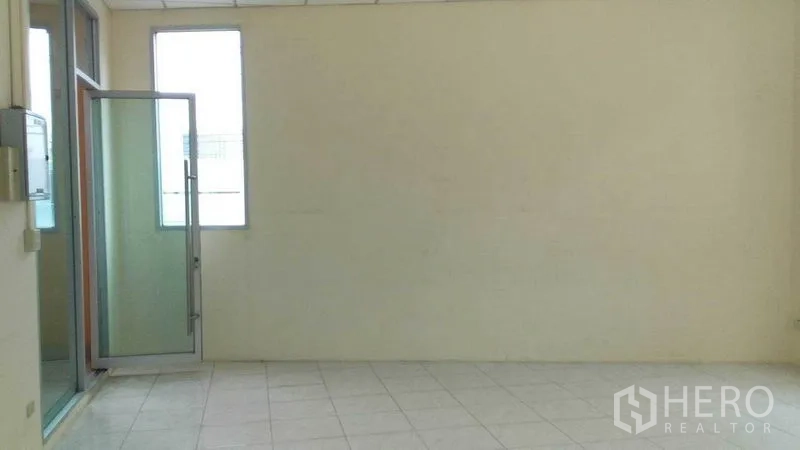 สำนักงาน ให้เช่าในPhra Khanong, Bangkok - พื้นที่สำนักงานโล่ง ประตูกระจกบานสวิง ผนังครีม และพื้นกระเบื้องสีขาว