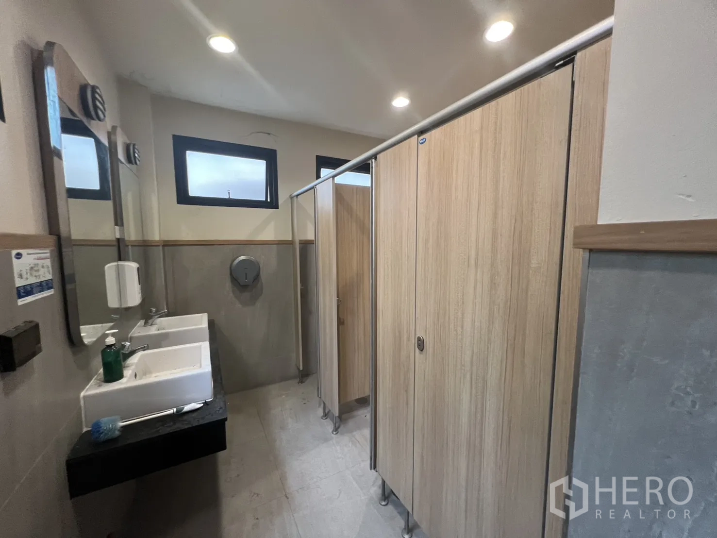 อาคารพาณิชย์ ให้เช่าในBang Rak, Bangkok - ห้องน้ำสะอาด มีห้องส้วม อ่างล้างหน้า และหน้าต่างเล็ก