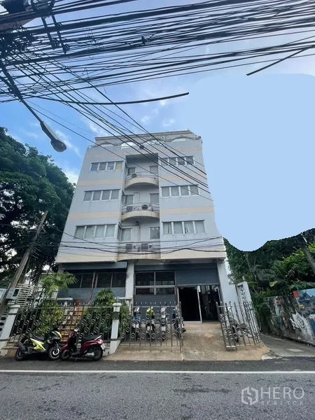 Home Office for sale in Yan Nawa, Bangkok - Multi-storey home office building with gated frontage and balconies on a quiet Yan Nawa street.