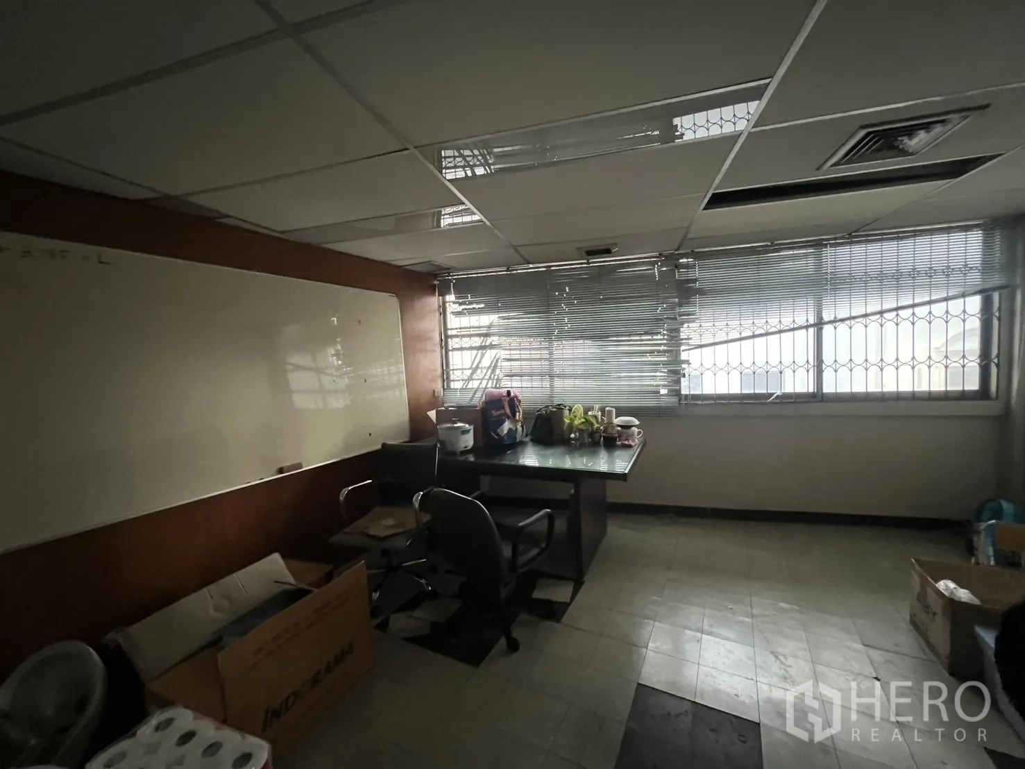 อาคารพาณิชย์ ให้เช่า - ห้องประชุมขนาดเล็ก โต๊ะยาว ไวท์บอร์ด และมู่ลี่หน้าต่าง.