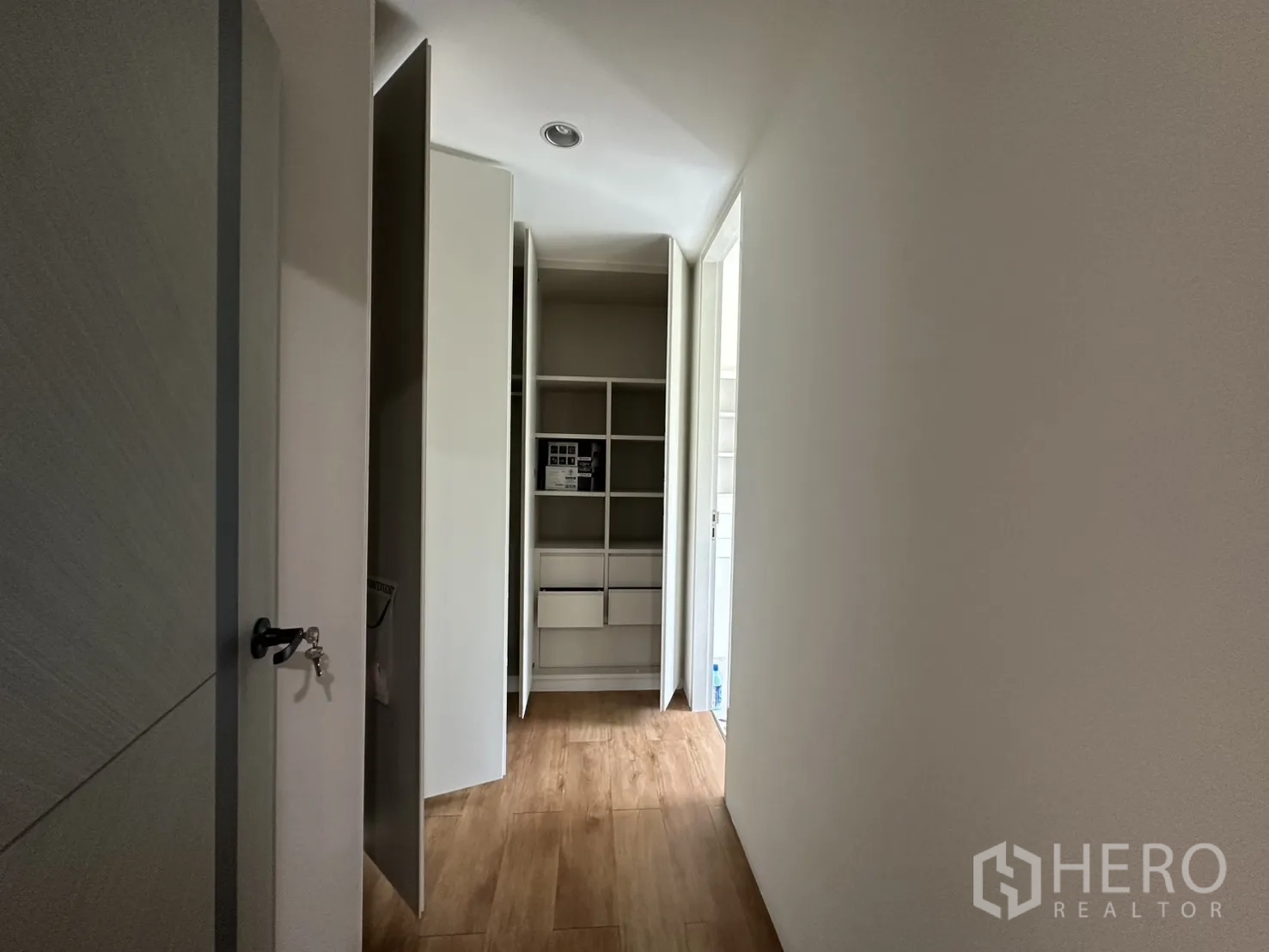 Home Office for rent in Phra Khanong, Bangkok - Hallway with built-in shelving and storage cabinets.