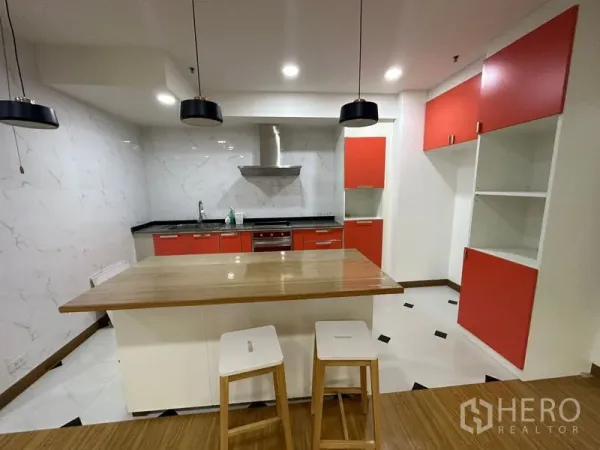 คอนโด ให้เช่าในWatthana, Bangkok - ห้องครัวเปิดพร้อมตู้สีแดง ไอส์แลนด์ท็อปไม้ โคมแขวน และเครื่องดูดควันสแตนเลส