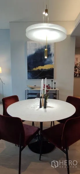 คอนโด ให้เช่าหรือขายในWatthana, Bangkok - มุมทานอาหาร โต๊ะกลมหินอ่อน โคมไฟแขวน และงานศิลปะบนผนัง